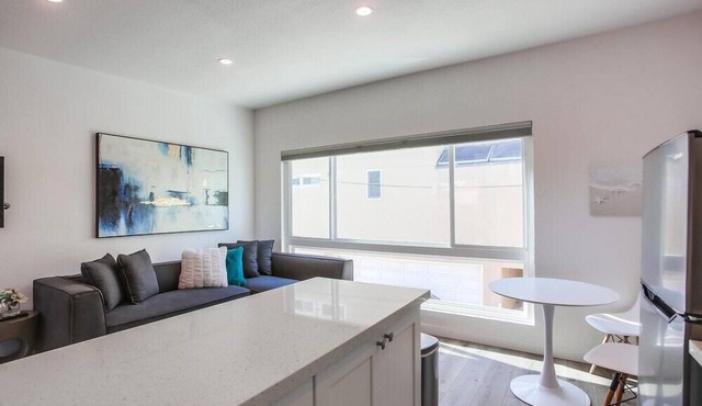 1 House to Beach * New Remodel * Top Level * A/C