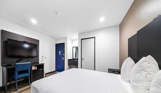 1 Queen Bed|Nsmk,Micfridge,View
