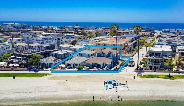 100' of Water Front * 3 Houses * 7 Parking * AC