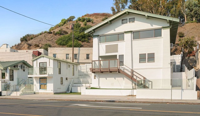 121 Pacific Coast Suites