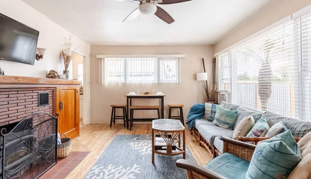 1960 Ocean Beach Bungalow w Parking-sleeps 4 w Pak N Play Fire Pit