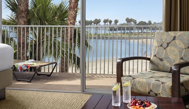2 Partial Bay View Studio Queens, Bahia Resort, Spa, Outdoor Pool, Near SeaWorld