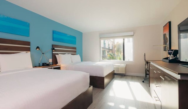 2 Twin Queen Rooms, The Cove Hotel, Heated Pool, Ready for Family Stay
