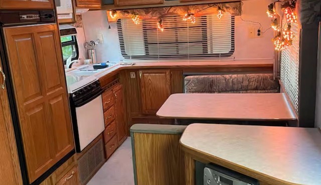 27 ft. Komfort RV close to downtown Napa! Great rate! Very comfortable.