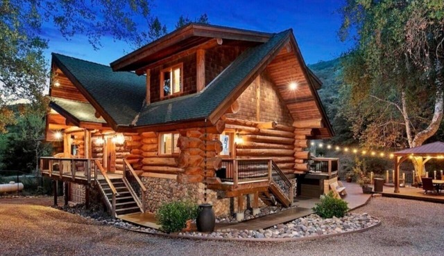 275B) Charming Getaway with Hot tub!