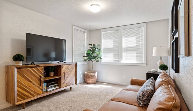 2BR Downtown Sac - In unit Laundry - Free Parking