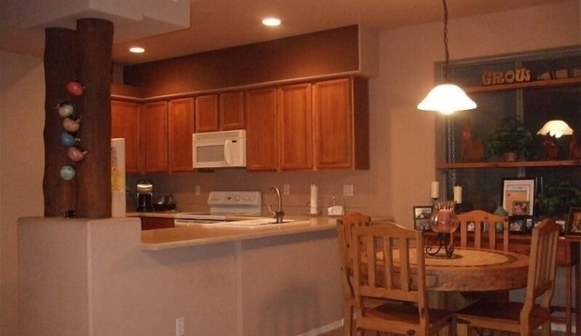 3 Bed 2.5 Bath Townhouse - 2 Blocks from Downtown F. H. ~ new paint and floors