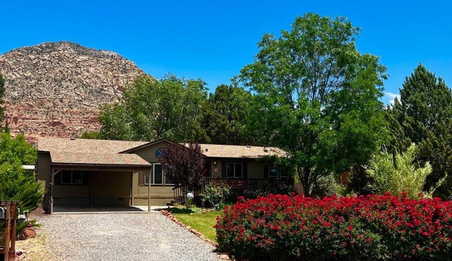 3 Bedroom with Stunning Red Rock Views! Walk to Trails!