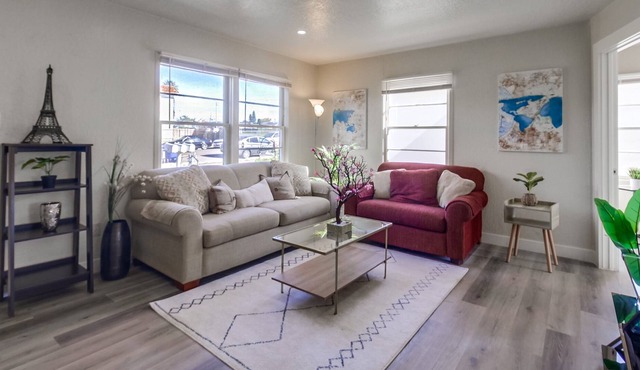 (30 days minimum) Lovely 3-Bedroom Home with 3 Queen Beds + Free Wi-Fi + Parking