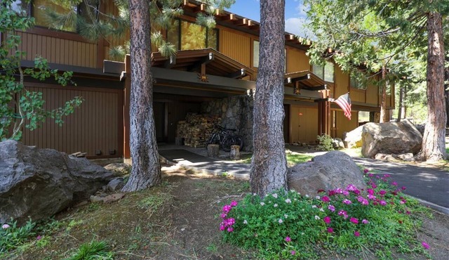 31 Night- Pet-Friendly Bluff Unit: Panoramic Lake Views & Trailside Living