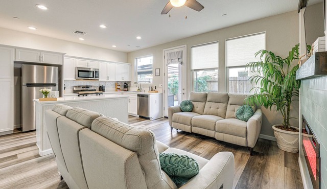 36 Mi to Sequoia NP: Pet-Friendly Home w/Dog Run!