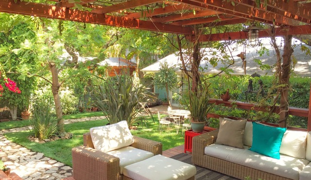 3BR/2Bath Weho Craftsman -Fantastic Backyard- dog paradise includes guest house