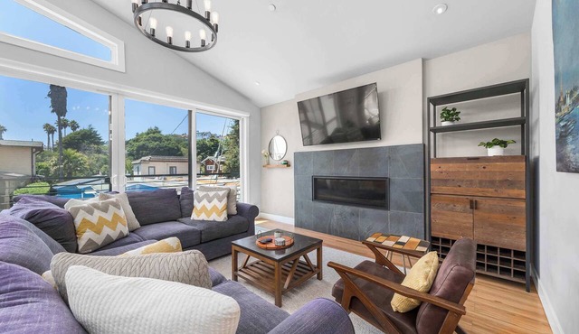 4 Bedroom Luxury in Capitola Village w/parking!