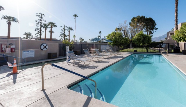 4 Unit Retreat! Fitness Center, BBQ, Garden, Near Convention Center!