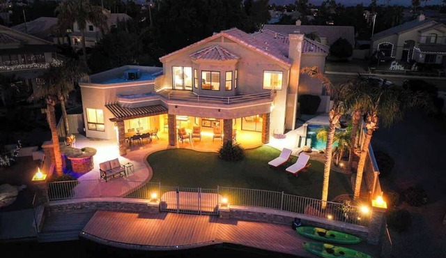 4BR Luxury Lake Family House, Escape the Cold