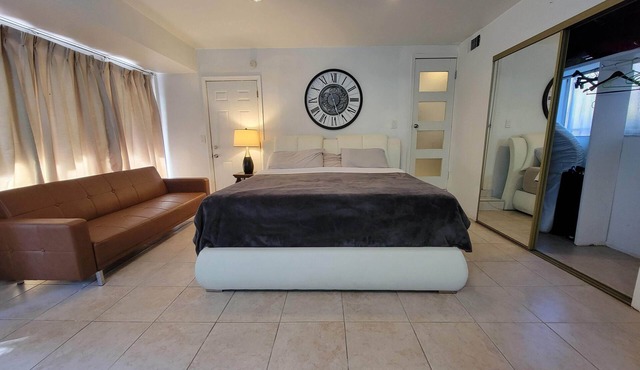 5 minutes to Rodeo Drive! Guest suite in safe residential neighborhood. A+