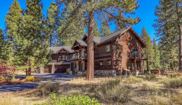 5BR Luxury Mountain Home, 3 Acres, Hot Tub & Dogs Welcome