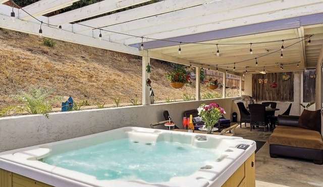 5BR Retreat w/Hot Tub, BBQ & Foosball