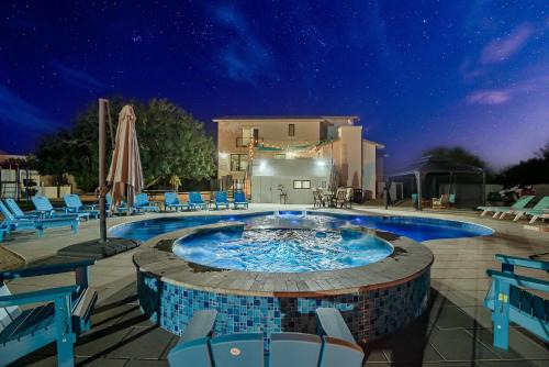 7 Bedroom Pickleball Pool Hot Tub Orchard