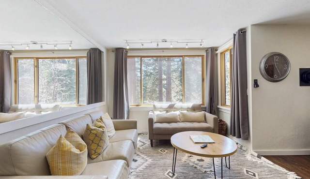 Adorable & stylish ski-in-ski-out condo with fireplace