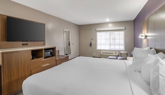 Affordable Comfort Near Top LA Beaches – Relax Post-Venice Boardwalk Stroll