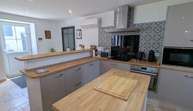 Air-Conditioned Cottage with Garden in Tavers