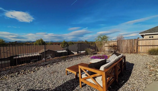 Alana House - 5BR with hot tub, close to Bethel, Simpson U, shopping & more!