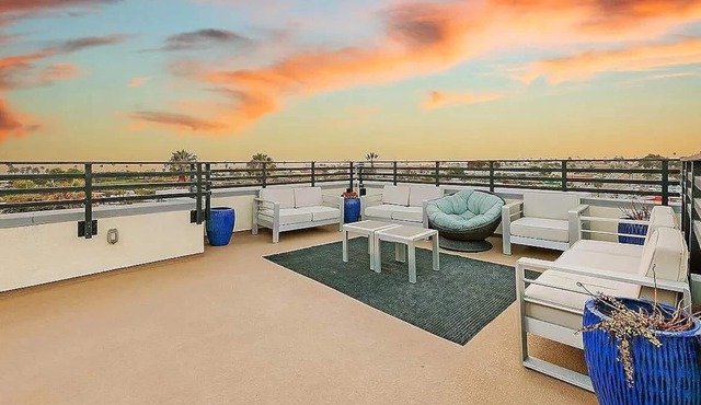 Amazing Townhouse Near Beach with Rooftop Patio and Ocean Views!