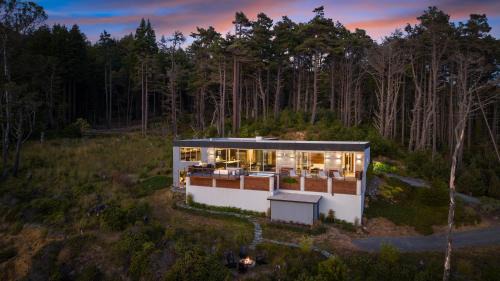 Anchor Cove - Oceanfront, Hot Tub & Fireplace