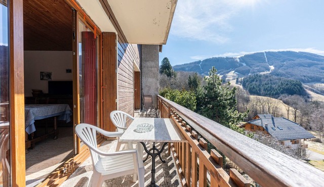 Apartment "Edelweiss" with Mountain Views, Balcony, and Wi-Fi