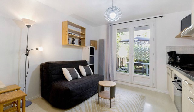 Apartment 'Les Centaurees' with Mountain View, Shared Pool and Private Garden