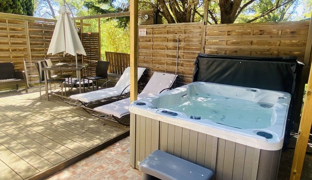 Apartment with private outdoor spa