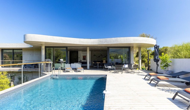 ARCHITECT-DESIGNED VILLA WITH POOL