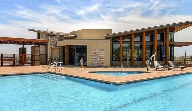 Arizona retreat! Hiking trails, 15 mins. to Downtown. Heated community pool.