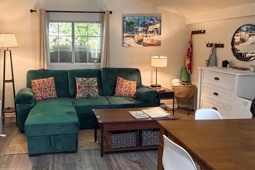 Avalon Cottage < Half-Mi to Beaches & Crescent Ave