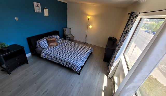 (B00) Queen Bed Hotel Style Suite