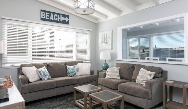 Beach-block Charming Upstairs Duplex