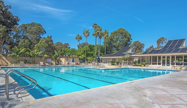 Beach close, walk to Beach, downtown and live in a quiet community! Surf City!