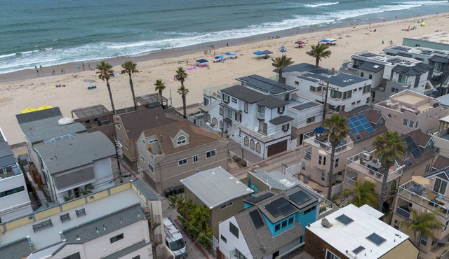 Beachy 2-bedroom, 2-bath Cottage in Mission Beach San Diego- 20 steps to Ocean