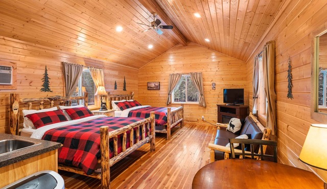 Bear Creek Resort, Cabin Suite (end unit 2 queen beds), Cabin Suite (end unit 2 queen beds)