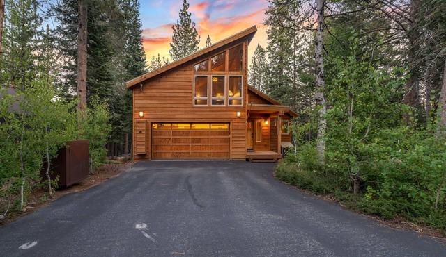 Beautiful 3 bed/2.5 bath; deck with a hot tub
