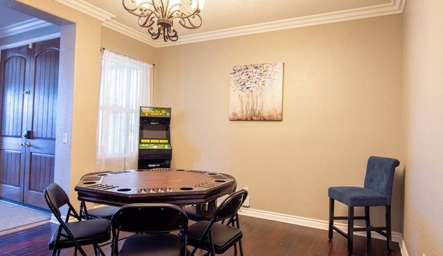 Beautiful 4 Bedroom - Fun Family Pet Friendly Home