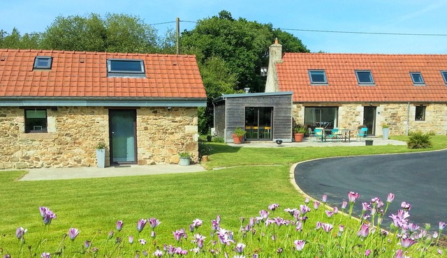 Beautiful Breton farmhouse, Pink Granite Coast, sleeps 8, near beaches