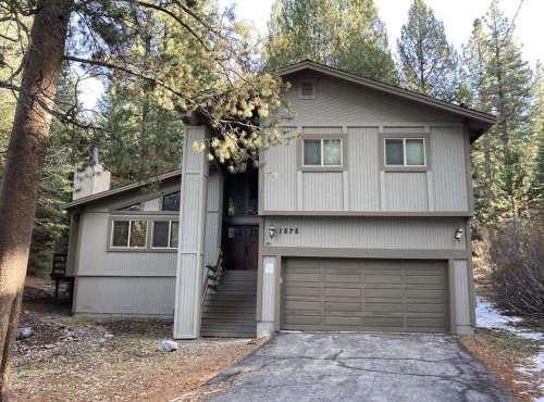 Beautiful cabin near hiking biking skiing Heavenly Valley with fireplace