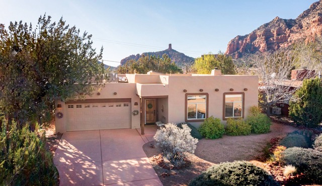 Beautiful Custom Home Steps Away From Red Rock Trails With A Relaxing Hot Tub!
