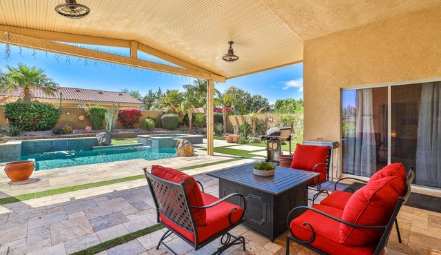 Beautiful Desert Retreat-Bright and Spacious with private pool and Jacuzzi.