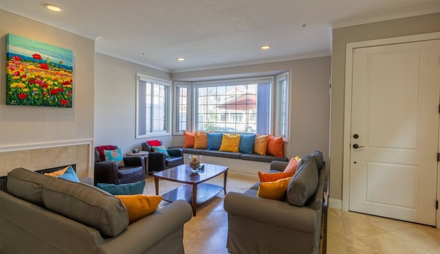 Beautiful Downtown HB 3BR just 1 block to beach!