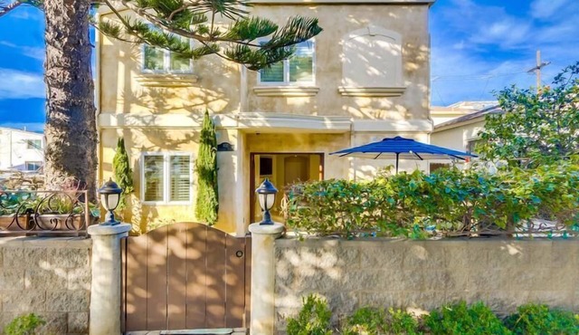 Beautiful family beach home, short walk to beach and bay!