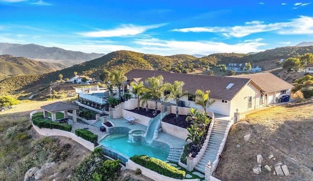 Beautiful paradise Farm-Vineyard 7-Bd 5,100 Sq ft resort in charming Jamul
