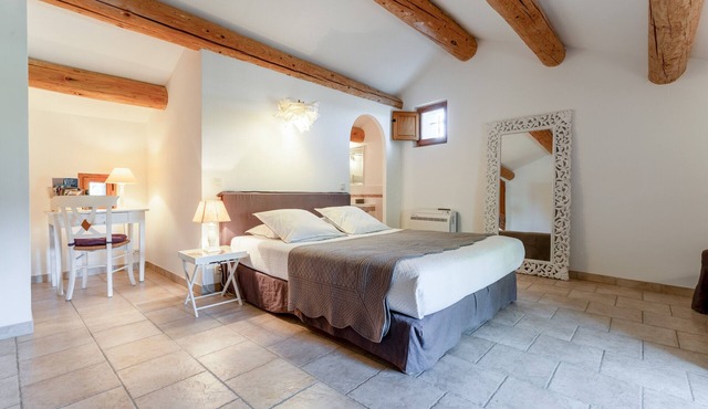 Bed and Breakfast 'Chambre Au Levant' with Shared Terrace, Wi-Fi and Air Conditioning
